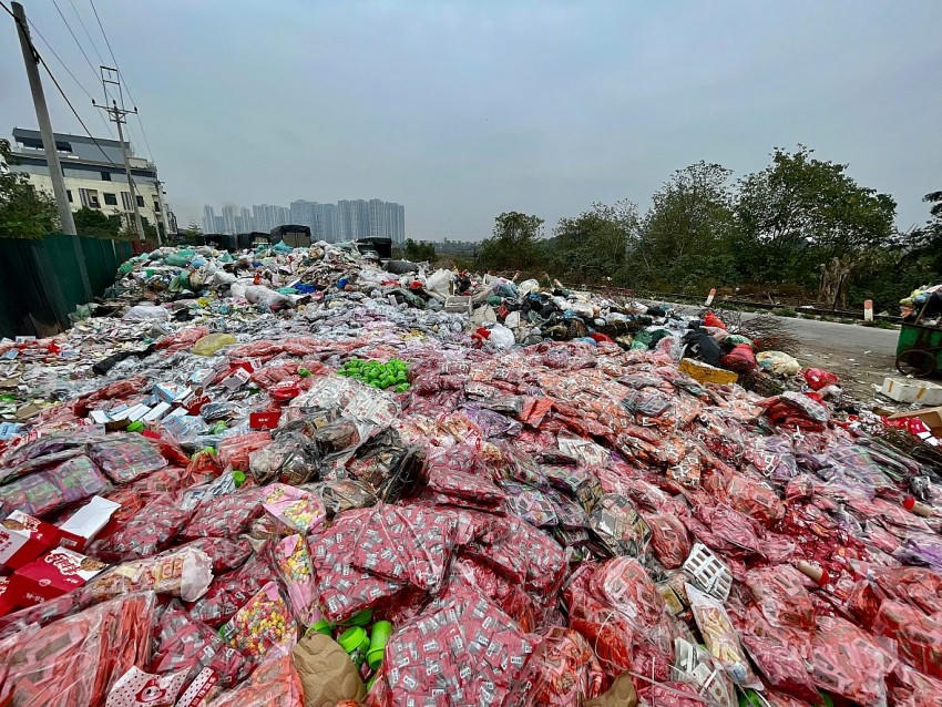 Lô bánh kẹo này được đổ thải trái phép tràn lan ra lề đường.