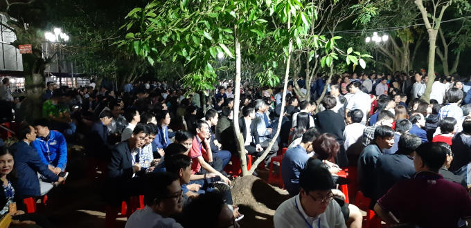 Các đại biểu ngồi la liệt ngay phía trong cổng đền Trần.