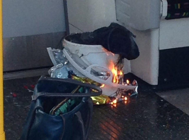 Các vật dụng của hành khách bỏ lại tại hiện trường (Ảnh: Dailymail)