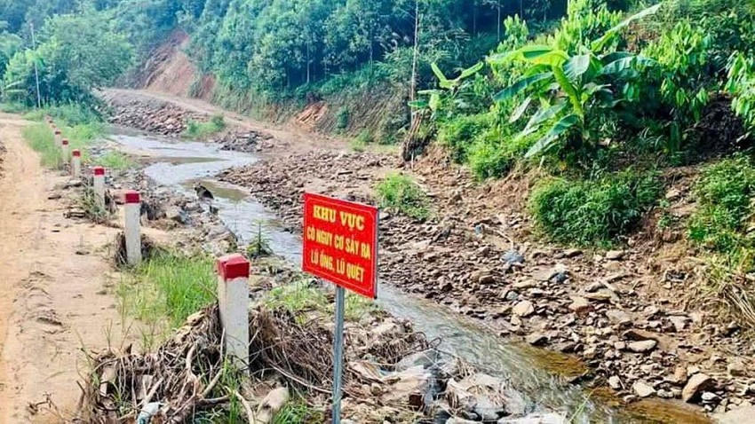 Tỉnh ủy Lào Cai yêu cầu chính quyền địa phương chủ động cắm cảnh báo nguy hiểm ở những khu vực có nguy cơ xảy ra lũ ống, lũ quét, ngập úng để tránh thiệt hại về người và tài sản của nhân dân.