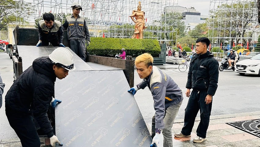 Vật tư phục vụ Lễ hội nhanh chóng được chuyển xuống