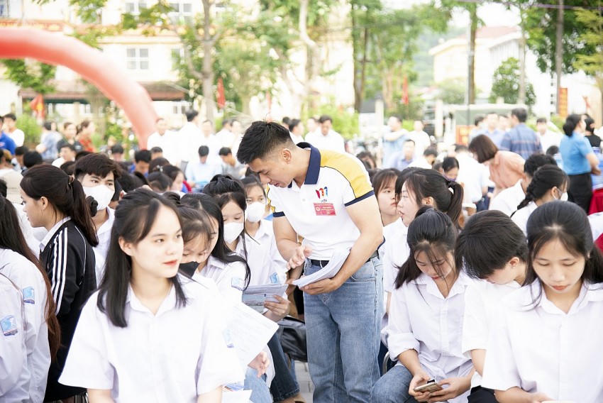 Ngày hội việc làm đã thu hút đông đảo học sinh THPT, đoàn viên, thanh niên tham gia. (Ảnh: M. Lan)