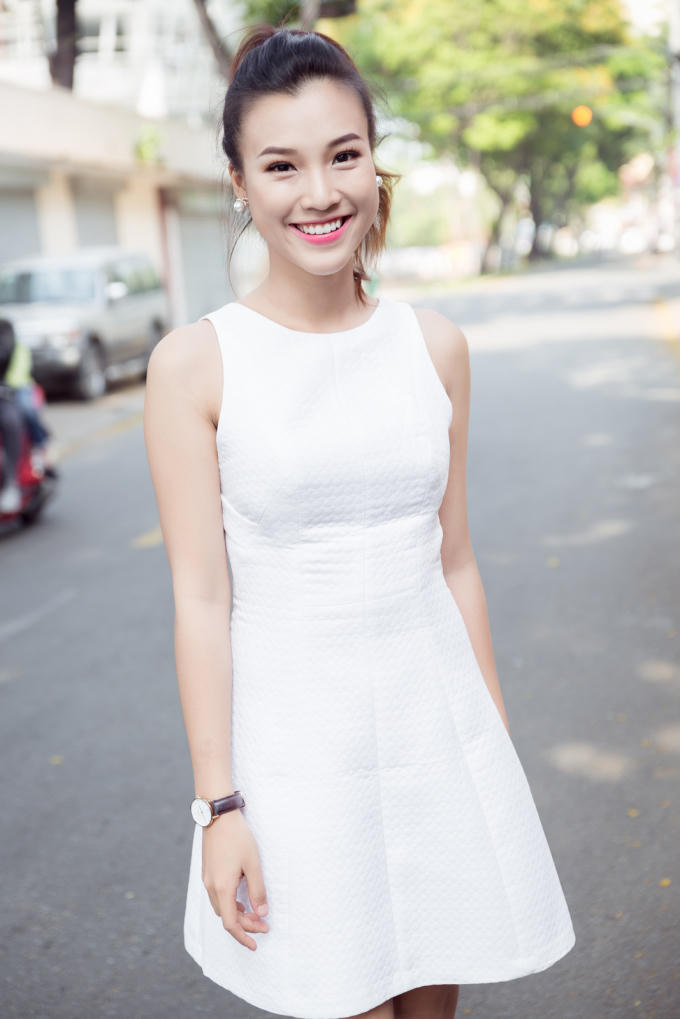 Huỳnh Anh t&igrave;nh tứ nắm tay Ho&agrave;ng Oanh đến buổi họp fan