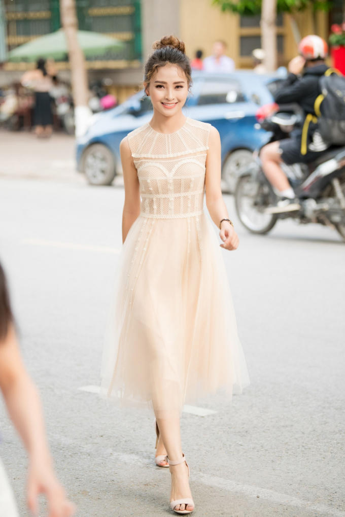 MC Huyền Trang lựa chọn chiếc váy tông màu pastel thanh lịch để đảm nhận vai trò dẫn dắt trong sự kiện này.