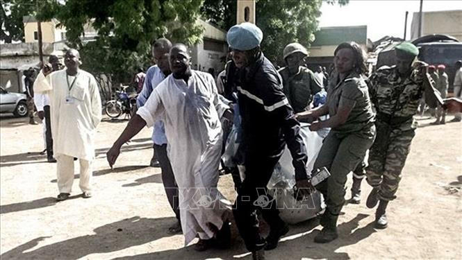 Lực lượng an ninh Cameroon chuyển một nạn nhân vụ tấn công được cho là do phiến quân Boko Haram tiến hành ở thành phố miền Bắc Maroua. Ảnh tư liệu: AFP/TTXVN.