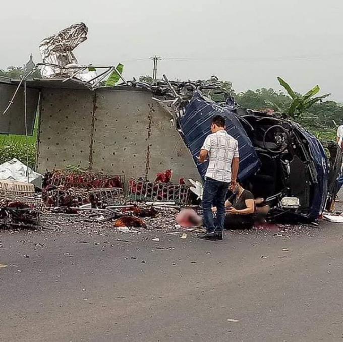 Sau cú va chạm, xe tải chở gà bị lật nghiển, tài xế tử vong tại chỗ.