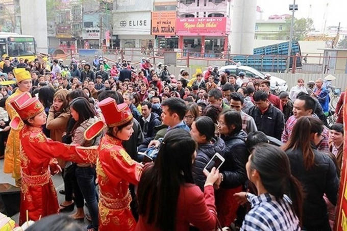 Đây là cảnh tượng quen thuộc xuất hiện ở Việt Nam vài năm gần đây: Xếp hàng để mua vàng ngày Thần tài.