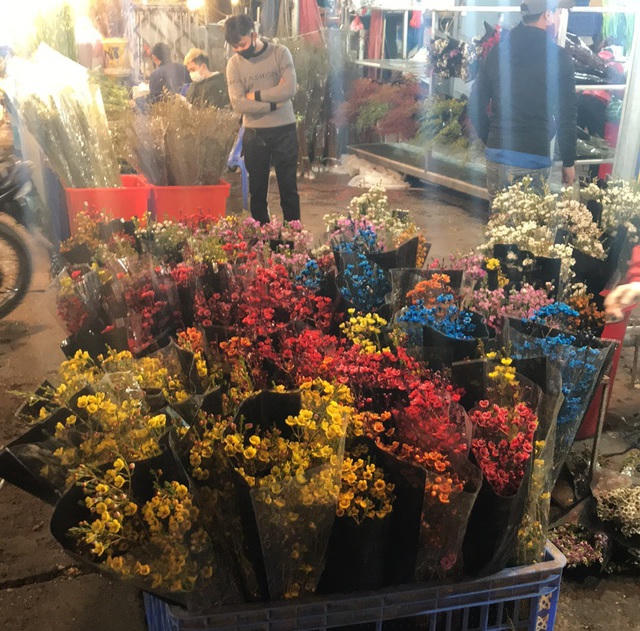 Hoa đủ sắc màu nhưng vẫn kén người mua