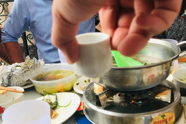 Ép uống trở thành điều thường thấy ở nhiều bữa tiệc, gặp mặt (Ảnh: Lê Đăng Đạt)