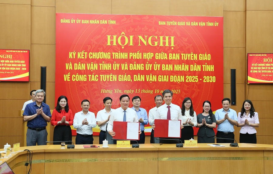 Phó Bí thư Tỉnh ủy, Bí thư Đảng ủy, Chủ tịch UBND tỉnh Nguyễn Khắc Thận và đồng chí Trưởng ban Tuyên giáo và Dân vận Tỉnh ủy Nguyễn Văn Chiến ký kết chương trình phối hợp.