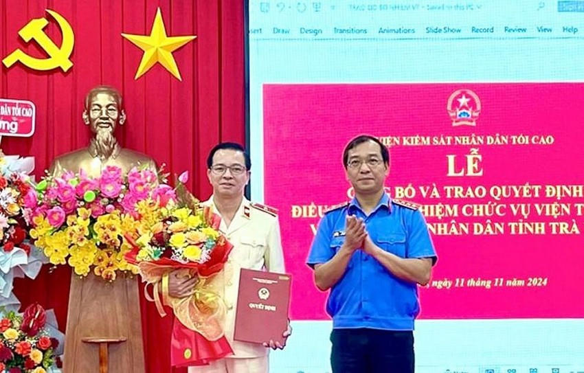 Phó Viện trưởng Viện Kiểm sát nhân dân tối cao Hồ Đức Anh trao quyết định và chúc mừng đồng chí Nguyễn Quốc Hân.
