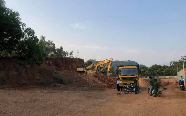 Vĩnh Phúc: Bắt vụ khai thác đất trái phép quy mô lớn giữa dịch Covid-19