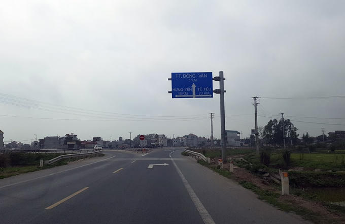 Phía trước biển báo này là một giao lộ khổng lồ với 4,5 ngã rẽ chằng chịt.