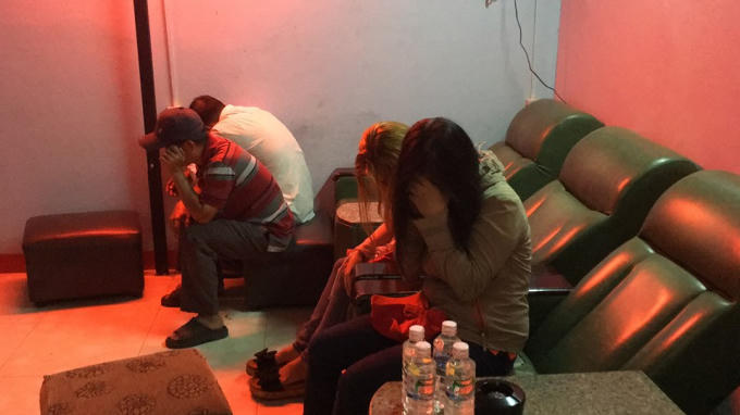 Nhân viên và khách bị bắt quả tang khi đang massage kích dục.