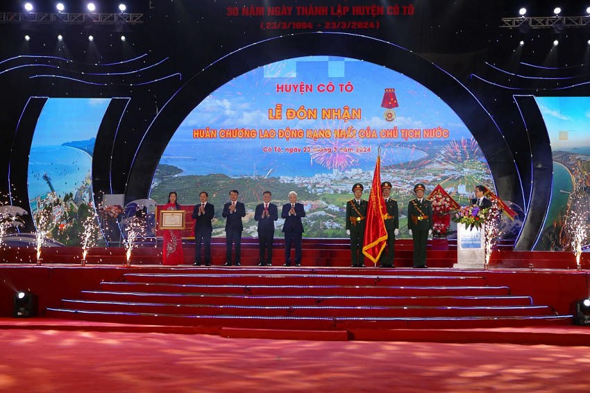 Đảng bộ, chính quyền, quân và dân huyện đảo Cô Tô vinh dự được Chủ tịch nước tặng thưởng Huân chương Lao động hạng Nhất.