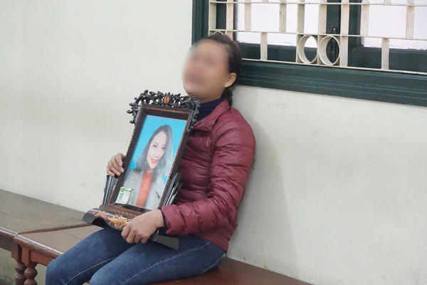 Mẹ nạn nhân cầm di ảnh con khóc ngất tại tòa.