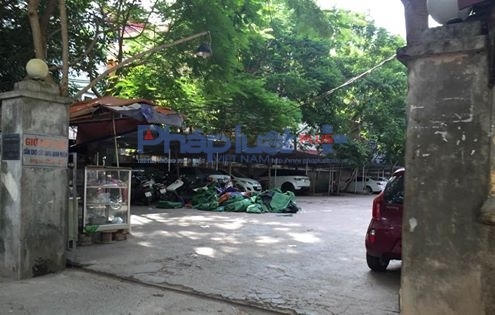 Điểm trông giữ ô tô nuốt khu sân chơi cây xanh này đã được Pháp luật Plus phản ánh hơn 4 tháng nhưng UBND phường Nhân Chính vẫn bỏ ngoài tai.