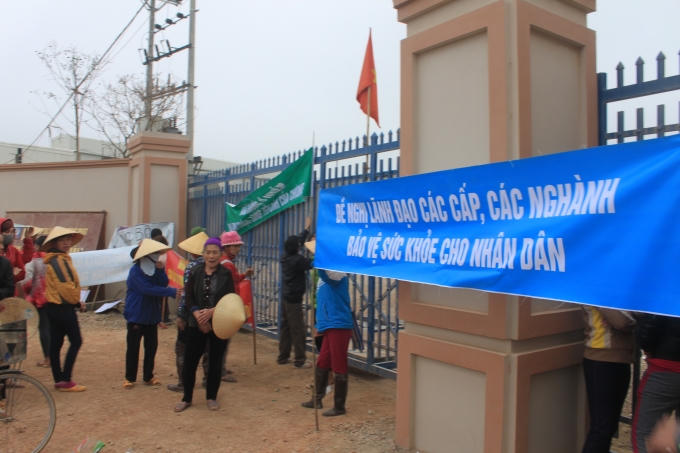 Người dân tụ tập, kéo băng rôn trước cổng nhà máy gây ô nhiễm hoạt động trở lại.