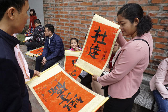 Chữ thư pháp được các ông đồ viết lên giấy đỏ mang ý nghĩa là những mong muốn, ước vọng của người xin.