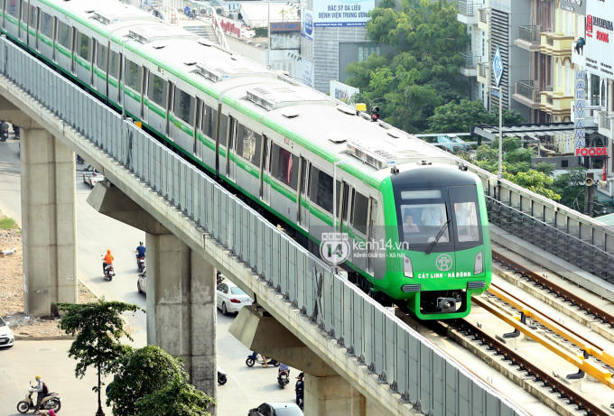 Đoàn tàu gồm 4 toa chạy liên tục không dừng qua các ga.