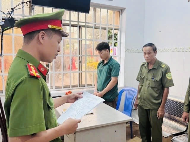 Cơ quan công an tống đạt Quyết định khởi tố vụ án
