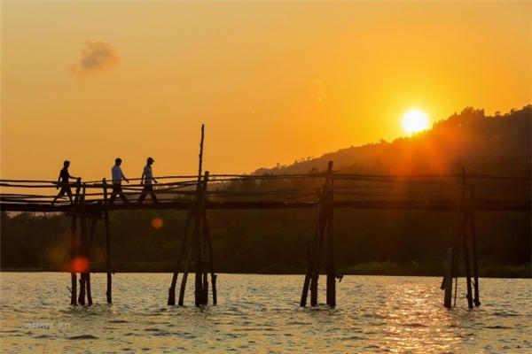 Hơn nữa vào buổi chiều thì cây cầu là điểm ngắm hoàng hôn tuyệt vời (Ảnh internet)