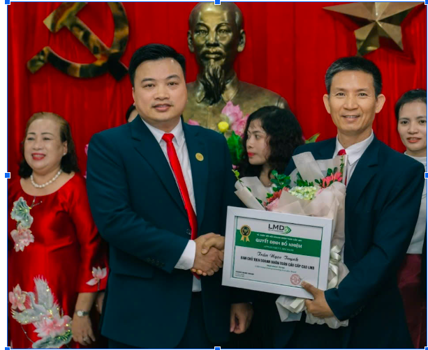 Ông Lương Mạnh Dũng, Chủ tịch HĐQT Công ty CP Kết nối doanh nhân toàn cầu LMD trao quyết định bổ nhiệm Chủ tịch Dự án Truyền thông & Báo Pháp Luật cho ông Trần Ngọc Tuynh.
