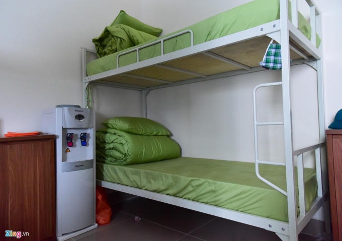 Một khu ký túc xá hiện đại cũng được xây dựng. Mỗi phòng đều được trang bị điều hoà, máy giặt, bình nóng lạnh, máy lọc nước. Ga trải giường và chăn đồng bộ màu xanh cốm. Mỗi phòng có 6 giường và giá thuê phòng ký túc xá là 100.000 đồng/người.