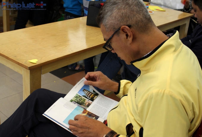 Một người ngồi góc nhà để ghiên cứu văn hoá Nga. (Ảnh: Đức Biên)