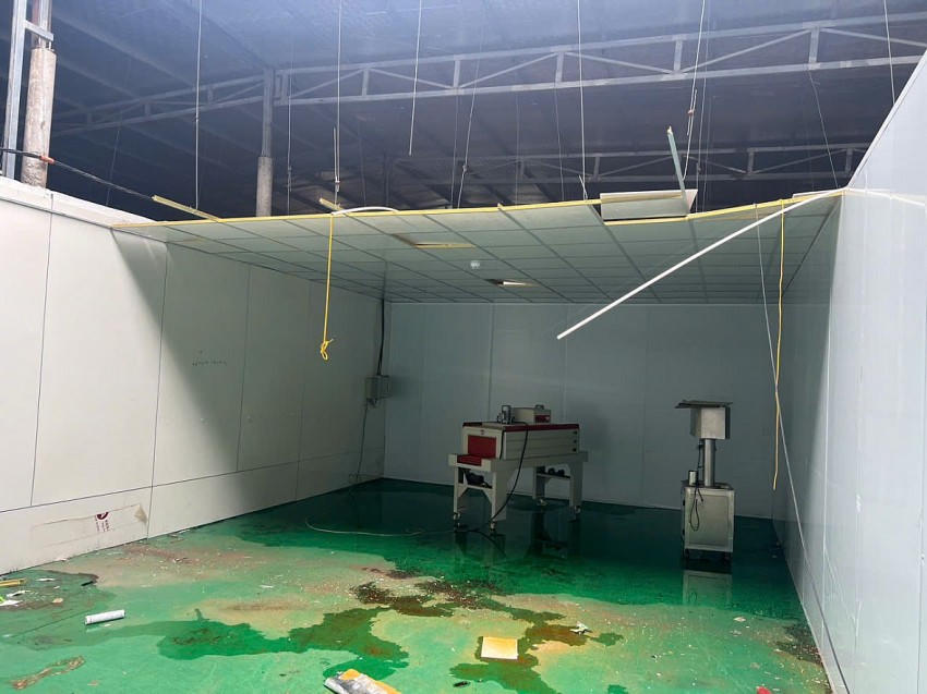 Phòng sản xuất, máy móc nhà xưởng của Công ty TNHH sản xuất thương mại và dịch vụ Minh Vương tại thời điểm Cơ quan công an kiểm tra.