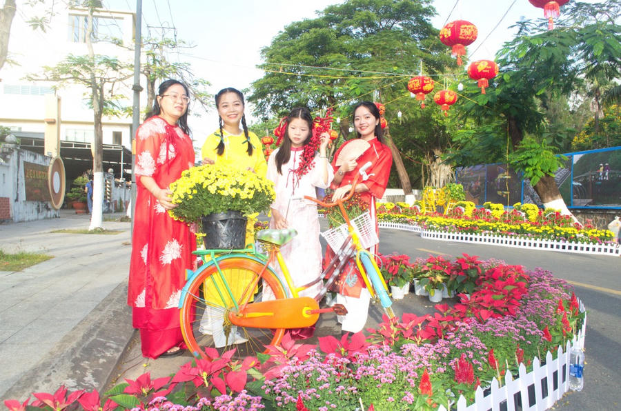 Tết đến Xuân về, những chậu hoa hội tụ đủ sắc màu: tím, đỏ, vàng, cam… rực rỡ hương sắc mùa xuân trên chiếc xe đạp.