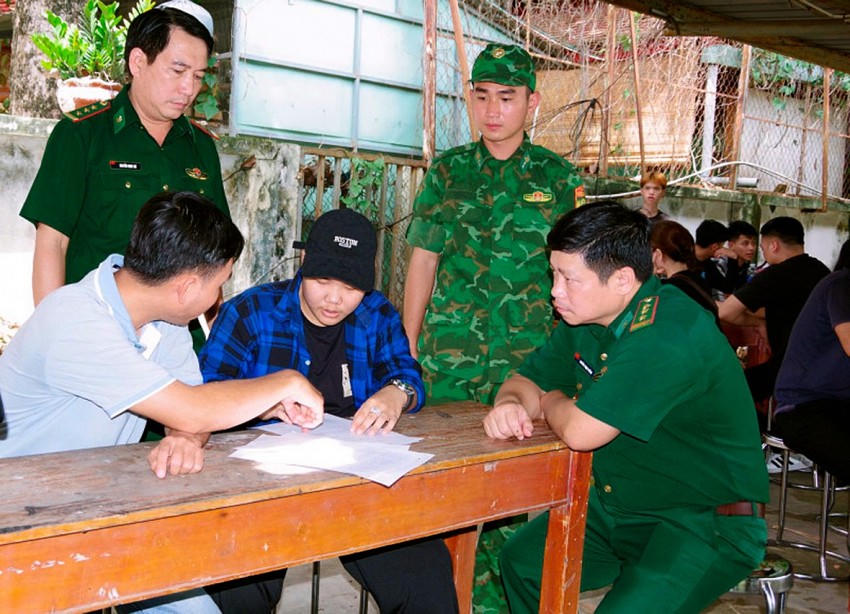 Quá trình tổ chức tiếp nhận, xác minh nhân thân lai lịch 38 công dân được tổ chức chặt chẽ, đúng pháp luật quy định. Ảnh: Luận Quân