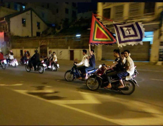 Cờ tang lễ cũng tung bay theo những đoàn người đi ăn mừng chiến thắng. (Ảnh: FB  G.T.G)