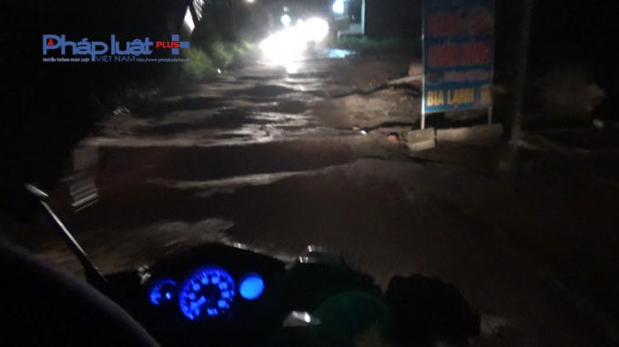 Đoạn đường dẫn vào đền ở đây ghồ ghề và khó đi, đa phần vẫn là đường đất, với gạch, đá, ổ gà, ổ trâu và rất tối, không có đèn đường chiếu sáng.