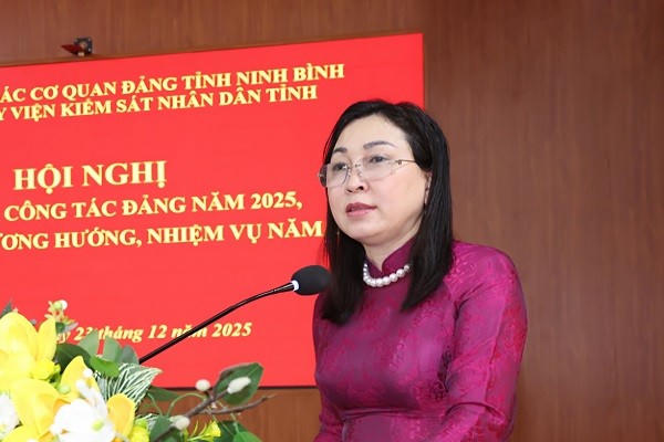 Bà Đinh Thị Lụa, Phó Bí thư Thường trực Tỉnh ủy Ninh Bình phát biểu tại hội nghị.
