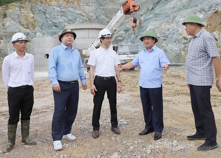 Bí thư Tỉnh ủy Hầu A Lềnh đề nghị nhà thầu thi công Dự án Hệ thống cấp nước suối Sửu đẩy nhanh tiến độ, đảm bảo chất lượng. (Ảnh: Báo Tuyên Quang).