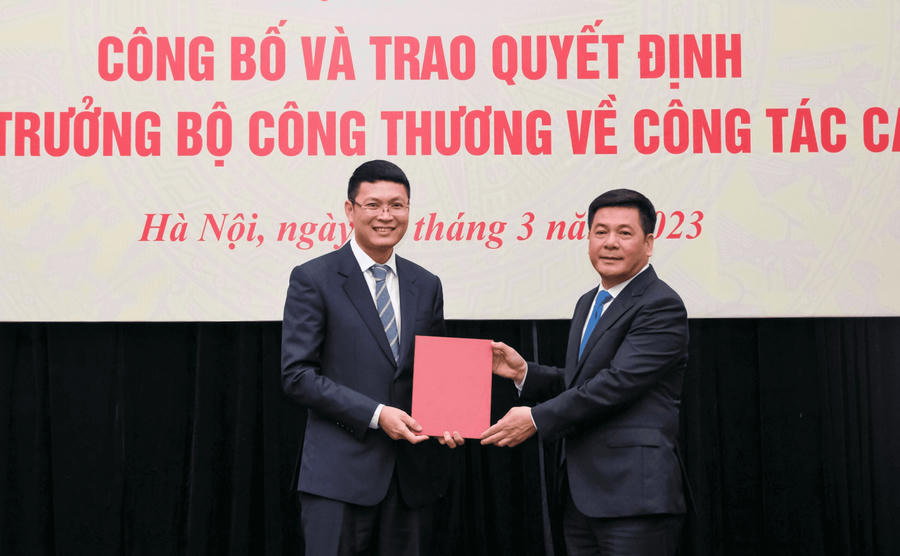 Bộ trưởng Nguyễn Hồng Diên trao quyết định và chúc mừng ông Trịnh Anh Tuấn.
