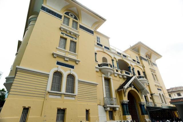 Những năm cuối đời, đại gia Hứa Bổn Hòa muốn có một dinh thự cho con cháu ở nhưng chưa thực hiện được. Sau khi ông qua đời, gia đình đã xây ngôi nhà bề thế mà nay trở thành Bảo tàng Mỹ thuật TP.HCM. Công trình hoàn thành năm 1925, tường dày 40-60cm, có hình chữ U với 4 tầng và nhiều căn phòng. Toàn bộ ngôi nhà được kiến trúc sư người Pháp thiết kế.