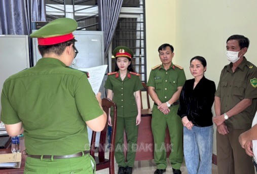Công an Đắk Lắk vừa khởi tố giám đốc Công ty Trần Kim Huyền về hành vi sản xuất, buôn bán hàng giả là thực phẩm. Ảnh Công an Đắk Lắk