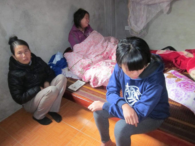 Bà Lê gọi tên chồng trong vô vọng. Cô con gái út chỉ biết lặng lẽ ngồi một góc trong đau khổ