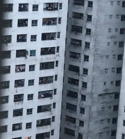 Những bức tường của chung cư HH4B xuống cấp, lộ rõ vết nứt gây nguy hiểm cho người dân sinh sống tại tòa nhà