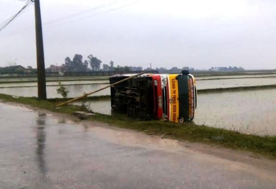 Hiện trường vụ tai nạn, xe buýt bị lăn xuống ruộng làm hành khách hoảng loạn.