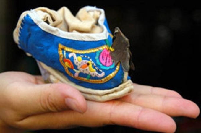 Các cô dâu cần phải có ít nhất 4 đôi giày sen.