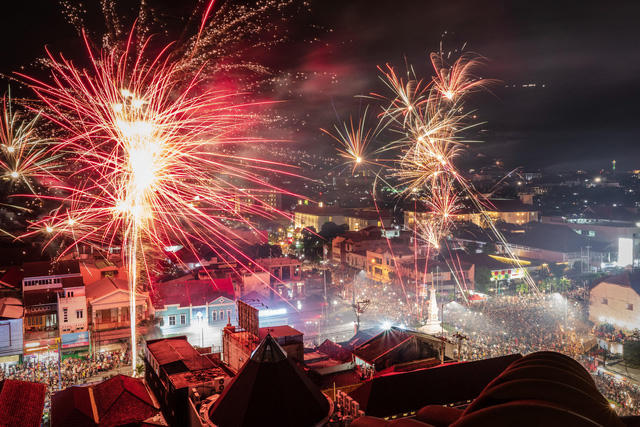"Bức tranh" pháo hoa nhiều màu sắc trên bầu trời Yogyakarta, Indonesia.