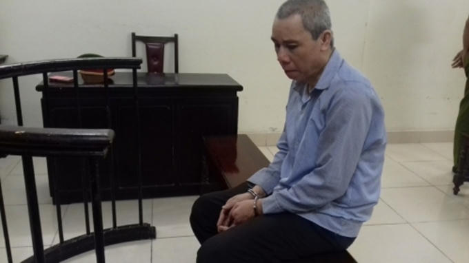 Khoa trước vành móng ngựa trong phiên tòa.