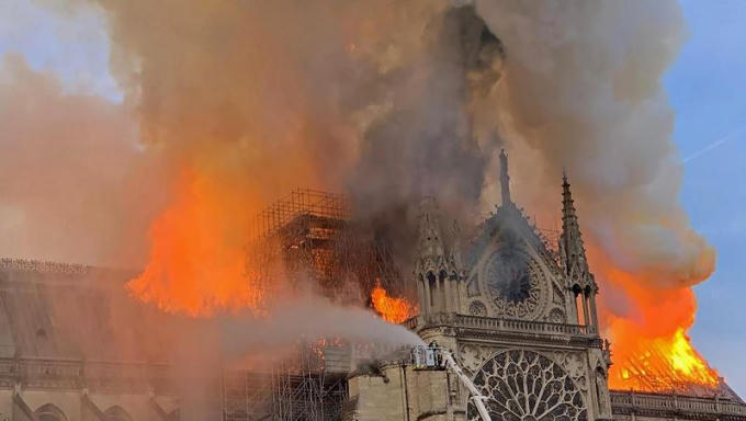 Cháy lớn Nhà thờ Đức Bà ở Paris.