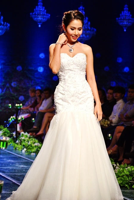 Si&ecirc;u mẫu Tạ Ho&agrave;ng Diễm Phương.