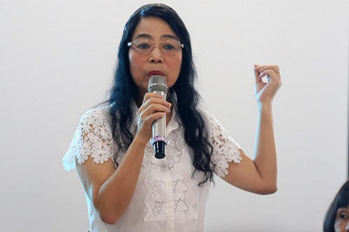 Bà Lê Bích Dung có mặt tại buổi họp với tờ bệnh án và giải thích về tính pháp lý, hợp đồng kinh tế của nhà trường.