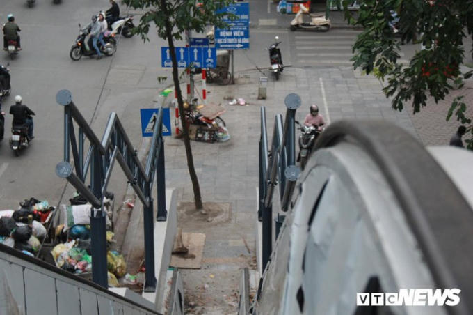 Tuy sắp đưa v&agrave;o sử dụng, nhưng nhiều hạng mục vẫn c&ograve;n ngổn ngang. Tại khu vực nh&agrave; ga ở phường Quang Trung, hệ thống thang m&aacute;y chưa lắp r&aacute;p xong, khung m&aacute;i v&ograve;m chưa ho&agrave;n thiện.