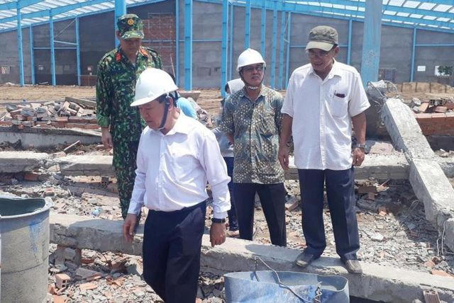 Ông Trần Văn Rón - Bí thư Tỉnh ủy Vĩnh Long - có mặt tại hiện trường chỉ đạo công tác cứu hộ và điều tra.